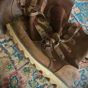 Sorel size 9 combat boot style